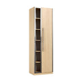 Kast met schuifdeuren en planken in houtlook.