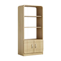 Moderne houten boekenkast met open planken en opbergruimte.