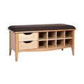 Moderne houten bank met opslagruimtes en kussen.