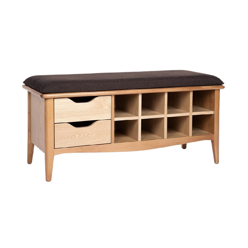 Moderne houten bank met opslagruimtes en kussen.